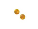 une paire de boucles d'oreilles à clous en verre jaune sur fond blanc