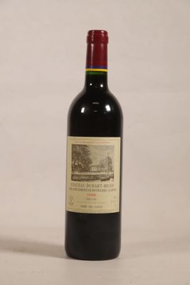 une bouteille de vin posée sur une table