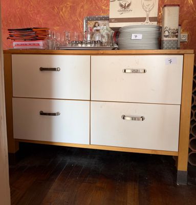 une commode sur laquelle sont posés tout un tas de plats