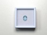 des topazes bleues dans un coffret blanc posé sur une surface blanche