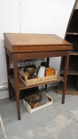 Bureau de commis incliné, tablette d’entrejambe. H 133 L 99 l 70 ...