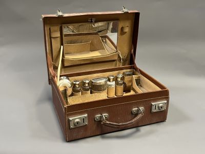 une valise marron contenant de nombreux objets