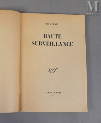 un livre ouvert avec un titre en noir et blanc