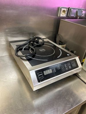 plan de travail en acier inoxydable sur lequel se trouvent un brûleur et une tasse