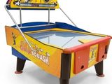 un gros plan d'un flipper avec une bille posée dessus