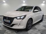 la voiture blanche est garée sur un sol en damier dans le garage