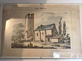 une vieille photo d'un bâtiment avec une tour en arrière-plan