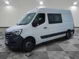 la camionnette blanche est garée sur un sol carrelé en damier