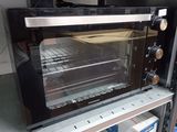 un four grille-pain posé sur une étagère