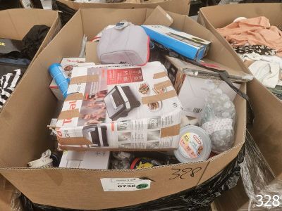 une boîte en carton remplie d'objets hétéroclites sur le sol