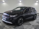 La nouvelle Toyota RAV est garée dans le showroom de la concession Toyota.