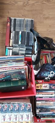 beaucoup de DVD posés sur une étagère rouge au sol