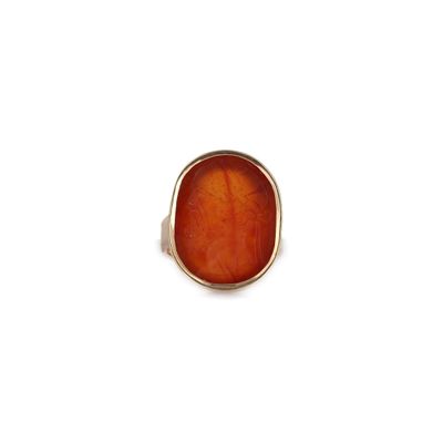 Gros plan sur une bague contenant une pierre orange