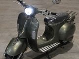 un scooter garé dans un garage