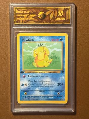 un gros plan d'une carte Pokémon accrochée au mur