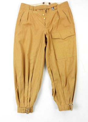 un gros plan d'un pantalon sur fond blanc