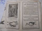 un vieux livre ouvert sur une table