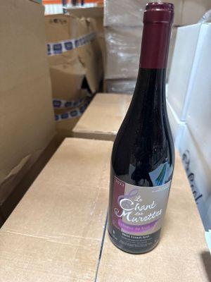 une bouteille de vin posée sur une table