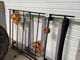 un grand parapluie posé par terre près d'une clôture