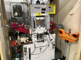 une machine qui se trouve à l'intérieur d'un bâtiment