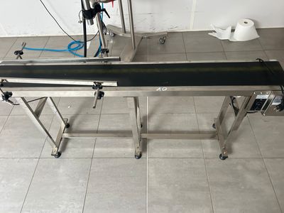 une machine posée sur une table dans une pièce