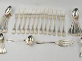 beaucoup de cuillères et de fourchettes en argent sur la table