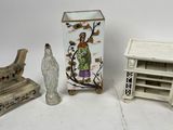 trois figurines miniatures assises les unes à côté des autres sur une table