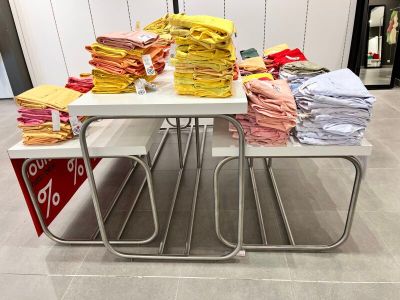 une table sur laquelle sont posées de nombreuses chemises pliées