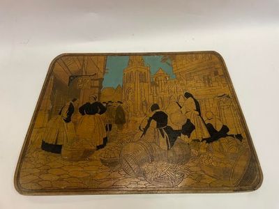 une boîte en bois décorée d'une peinture, posée sur une table