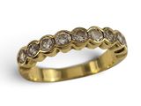 gros plan d'une bague en or avec des diamants sur fond blanc