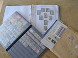 de nombreux timbres sur les pages d'un classeur