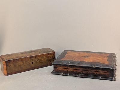 deux boîtes en bois posées l'une à côté de l'autre sur une table