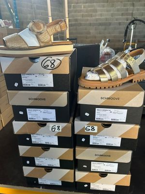 plusieurs boîtes de chaussures sont empilées les unes sur les autres