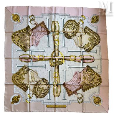 foulard carré rose et doré, orné d'un motif représentant des chaussures et des sacs à main pour femmes