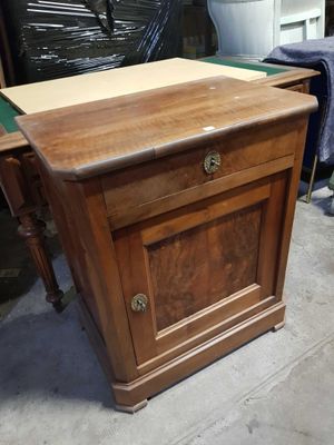 une table en bois surmontée d'un tiroir