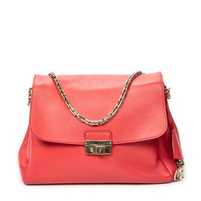 un sac à main rouge muni d'une chaîne au niveau de la poignée