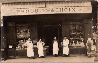 trois hommes debout devant un magasin, avec des bouteilles d'alcool