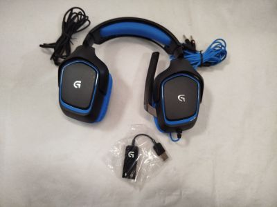 un gros plan sur un casque audio posé sur une surface blanche