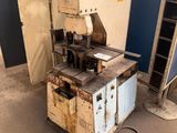 a machine that is sitting on the ground next to a building