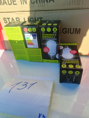 plusieurs boîtes d'ampoules posées sur une table
