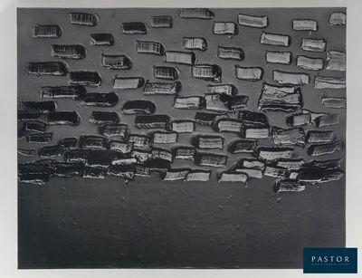 photographie en noir et blanc d'une peinture abstraite accrochée au mur