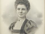 portrait d'une femme en robe, avec un col autour du cou