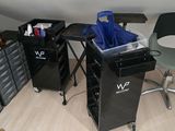 deux poubelles noires posées par terre à côté d'une table