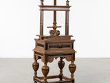 l'image d'une table en bois surmontée d'un miroir