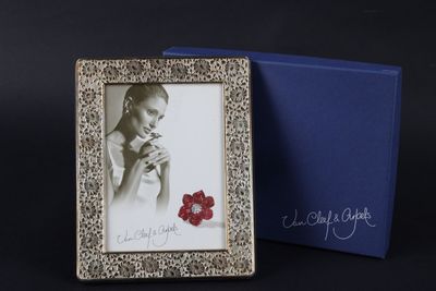 VAN CLEEF & ARPELS: Cadre porte-photo en métal argenté. - Photo 1