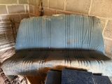 un banc bleu posé dans un coin d'une pièce