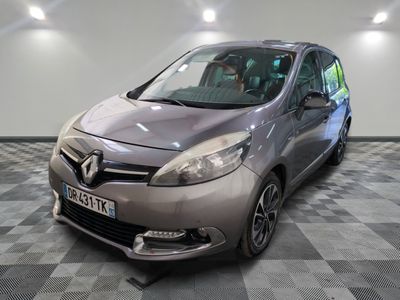 la photo d'une voiture garée dans un garage