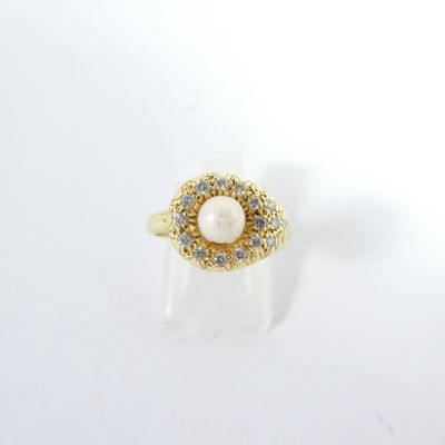 une image d'une bague en perles et diamants sur une surface blanche