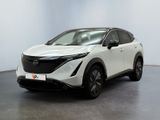 un SUV Nissan C-HR blanc garé dans une pièce blanche
