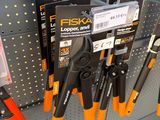 de nombreux types de pinces exposés dans un magasin